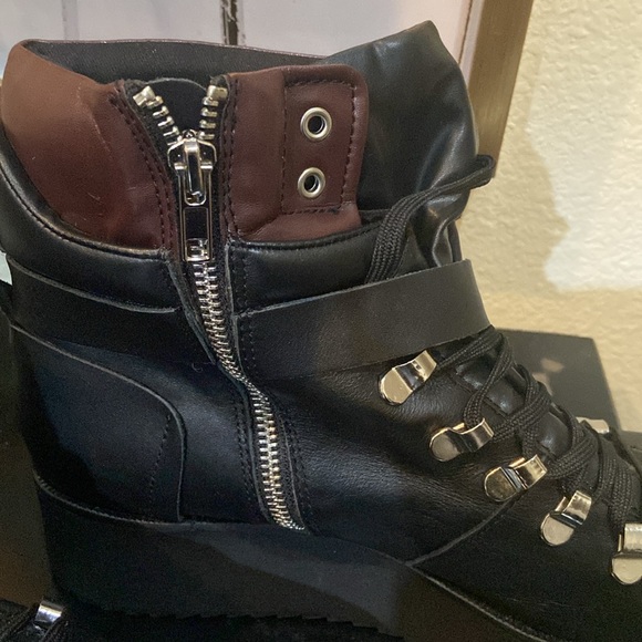 Hiking boots - Picture 3 of 7